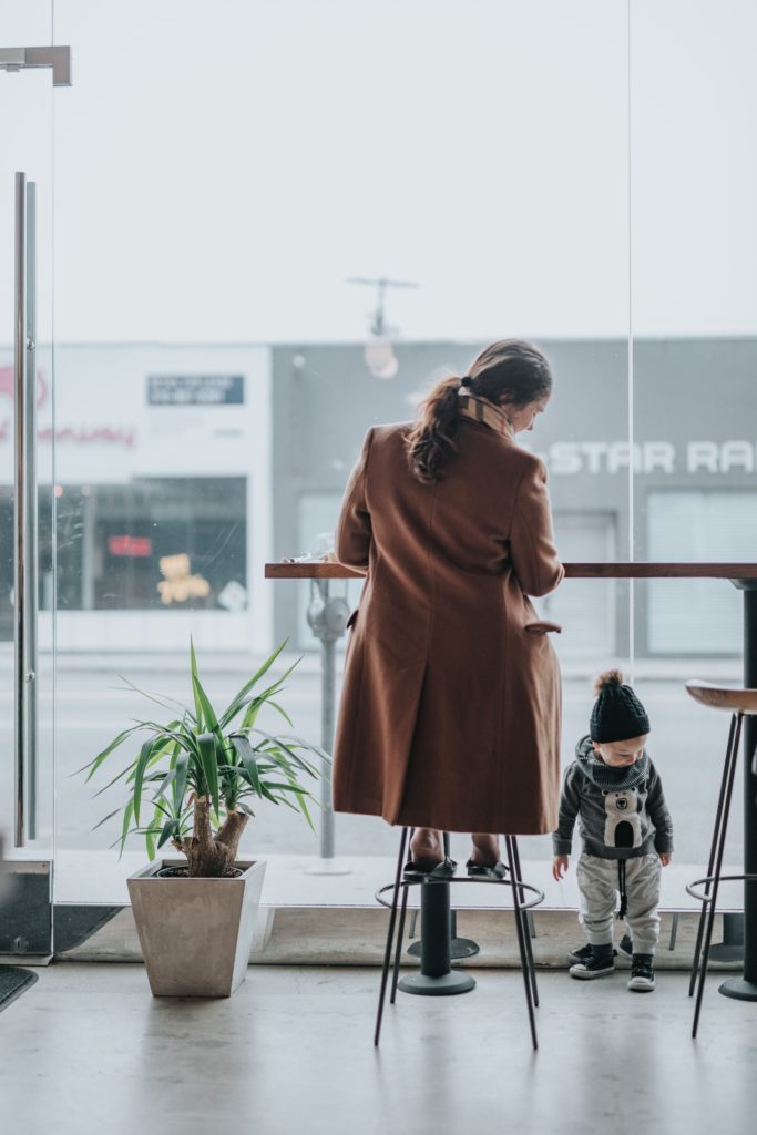 A woman with a kid in a coffee shop
